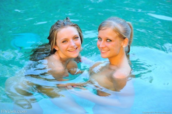 Обнаженные девушки делают перерыв в занятиях йогой, чтобы поделиться лесбийским поцелуем в бассейне