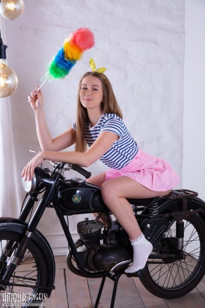 Очаровательная молоденькая Милка полностью раздевается перед винтажным мотоциклом