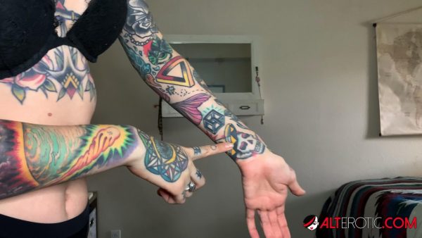Татуированная девушка Рокки Эмерсон засовывает вибратор в свою безволосую киску