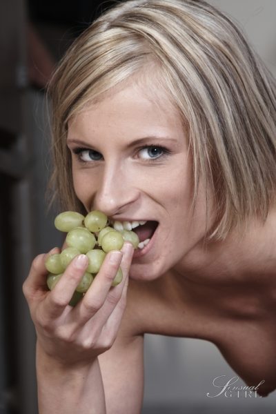 Грязная блондинка модель Пэрис Пинк демонстрирует свои упругие сиськи, перекусывая виноградом