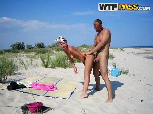 Блондинка Адель и ее парень занимаются сексом на пустынном песчаном пляже