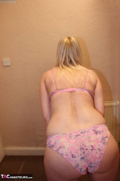 Британская любительница Трейси Лейн снимает лифчик перед отсосом и трахом в жопу