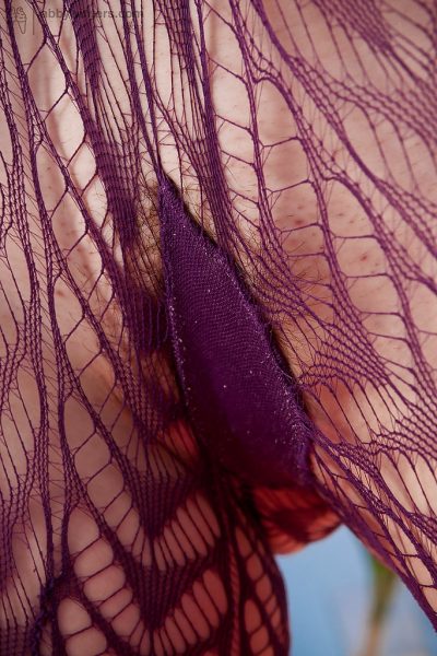 Симпатичная любительница Скарлет снимает сексуальные леггинсы, чтобы раздвинуть розовую киску