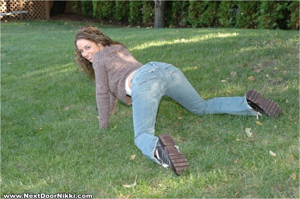Любительская цыпочка Никки Симс натягивает джинсы на свою задницу, обтянутую стрингами, прислонившись к дереву