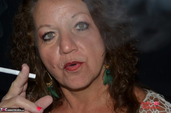 Зрелая любительница Дебби Делишес курит перед тем, как поиграть со своей киской