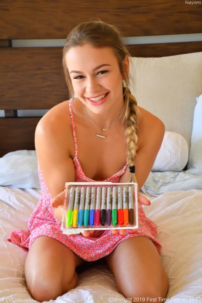 Симпатичная девушка Наоми засовывает целую коллекцию маркеров в свою киску