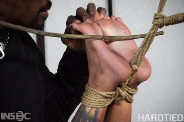 Чернокожая девушка Джессика Крипшоу оказывается подвешенной на веревке в обнаженном виде