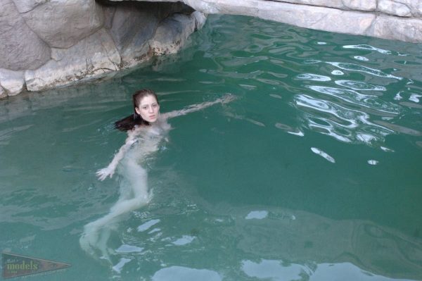 Новичок Руби Флейм обнажает свою лысую щель перед купанием в обнаженном виде