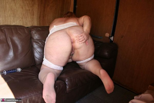 Тучная зрелая женщина Лекси Каммингс показывает свою огромную задницу с дилдо в пизде