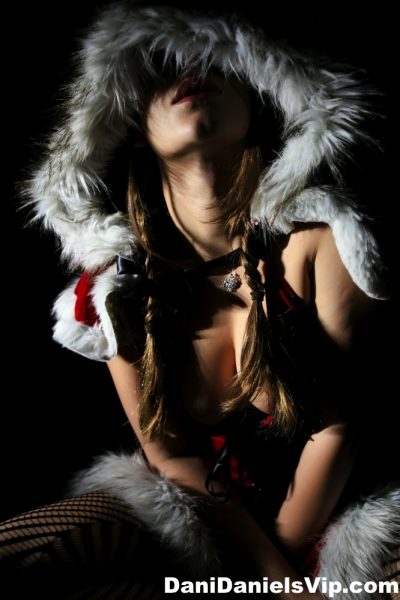 Эротическая порнозвезда МИЛФ Дэни Дэниелс выставляет напоказ декольте в сексуальном рождественском костюме