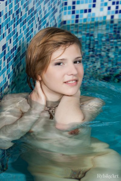 Симпатичная молодая Мариам резвится голышом в бассейне, показывая свою натуральную волосатую кошечку