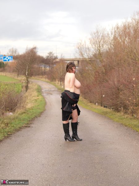 Женщина с избыточным весом Рокси обнажает себя, идя по дорожке в черных сапогах