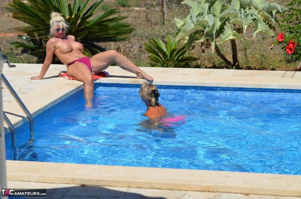 Зрелая любительница сладкой Сьюзи ублажает свою пизду подружкой на краю бассейна