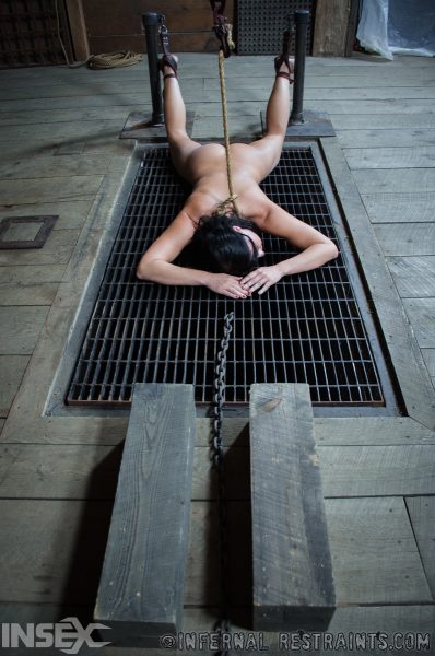 Женщину-секс-рабыню Лондон Ривер выводят из клетки и подвергают невероятному насилию