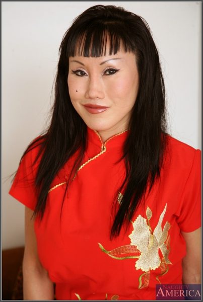 Стильная азиатская красотка Джин Фонг обнажает большие круглые сиськи и бритую пизду