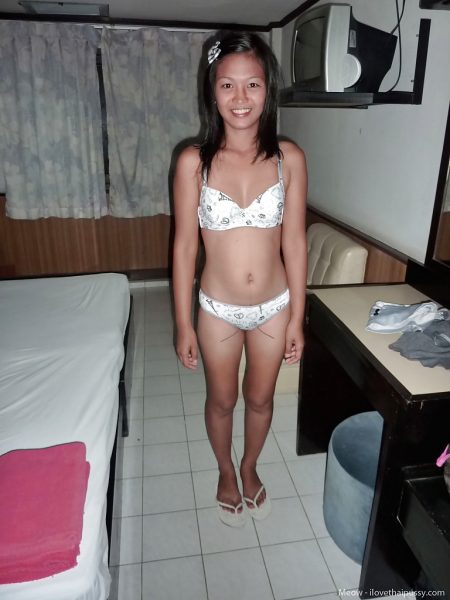 Тайская соло-девушка мяукает, демонстрируя татуированную пизду и спину, прежде чем пописать в туалете