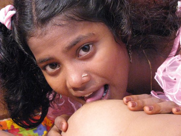 Индийские лесбиянки целуются языком, прежде чем лизать и ласкать вагины