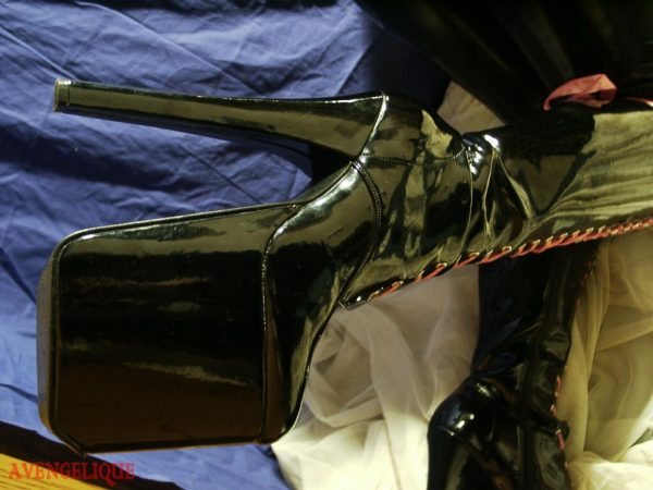 Фетиш-модель Darkwing Zero позирует в резиновом костюме, в котором есть место для огромных сисек